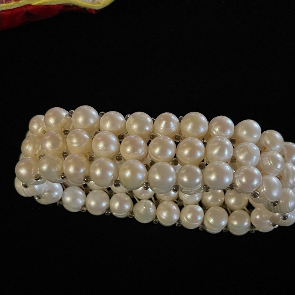 Elegant faux pearl beaded bracelet